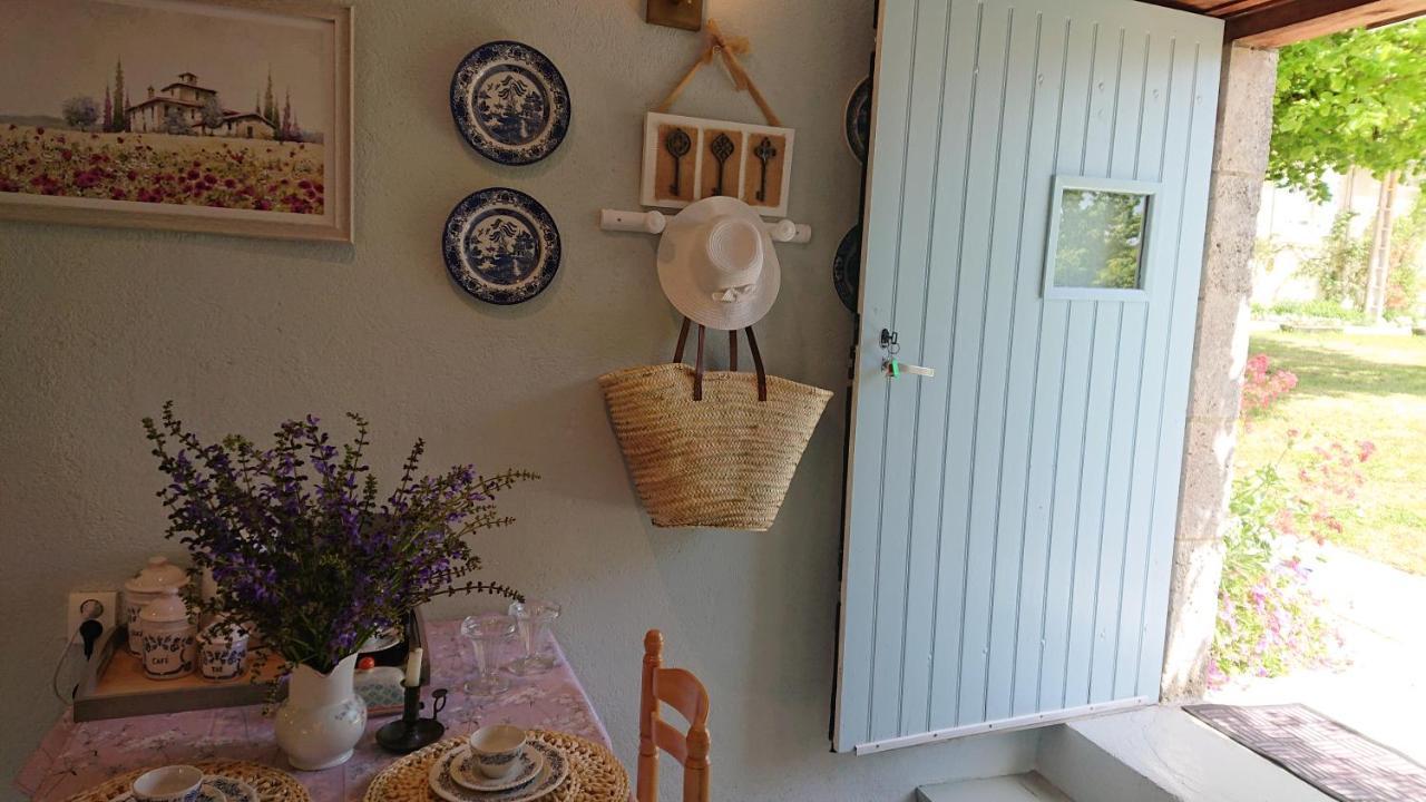 La Colline De Tilleul - Les Deux Puits - Cosy Cottage With Swimming Pool Near Aubeterre Saint-Romain  ภายนอก รูปภาพ