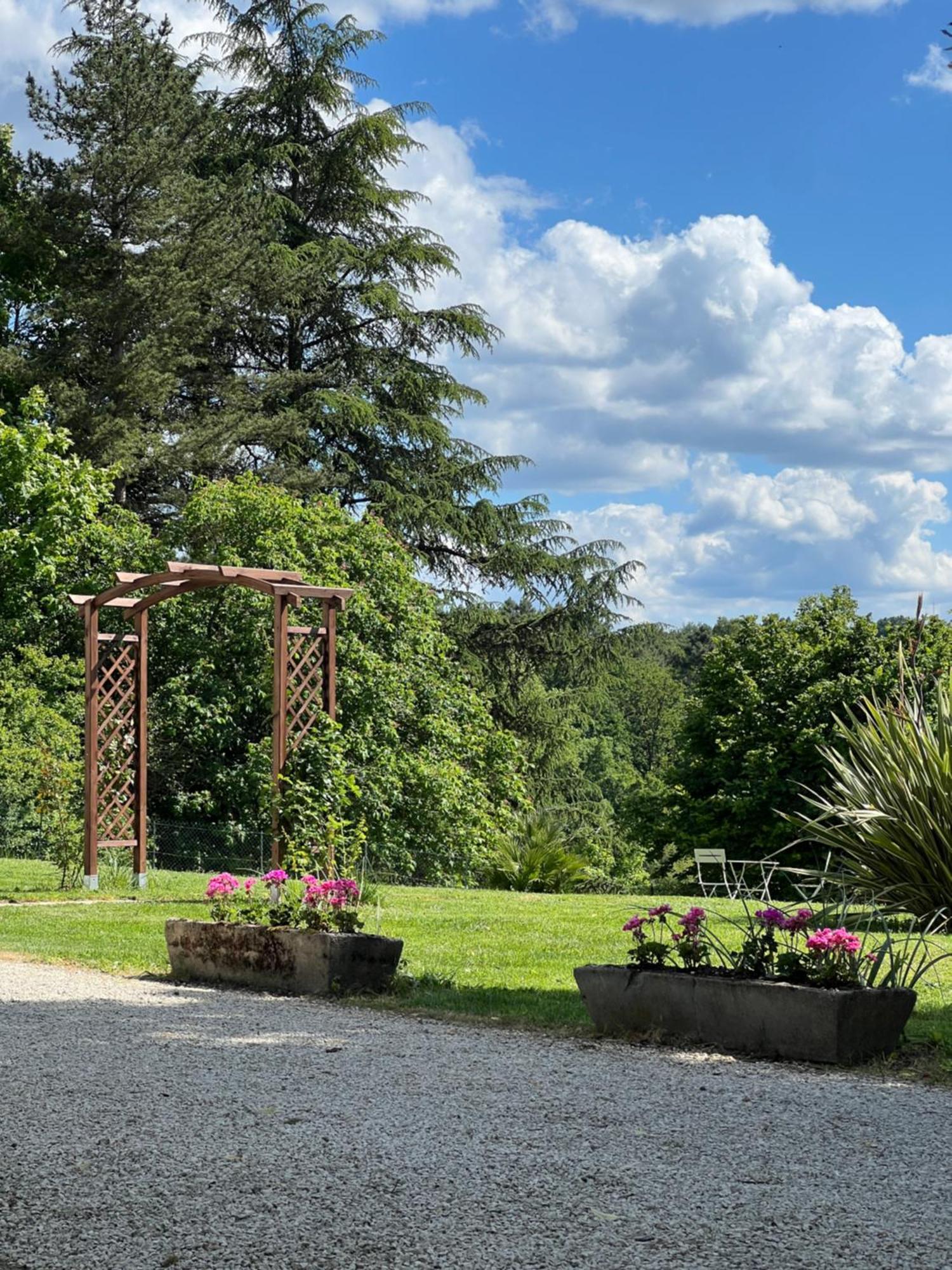 La Colline De Tilleul - Les Deux Puits - Cosy Cottage With Swimming Pool Near Aubeterre Saint-Romain  ภายนอก รูปภาพ